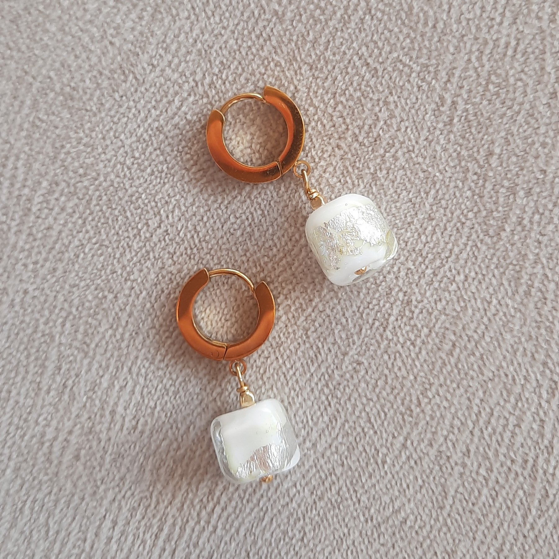 Gümüş Varaklı Gold Paslanmaz Çelik Küp Küpe