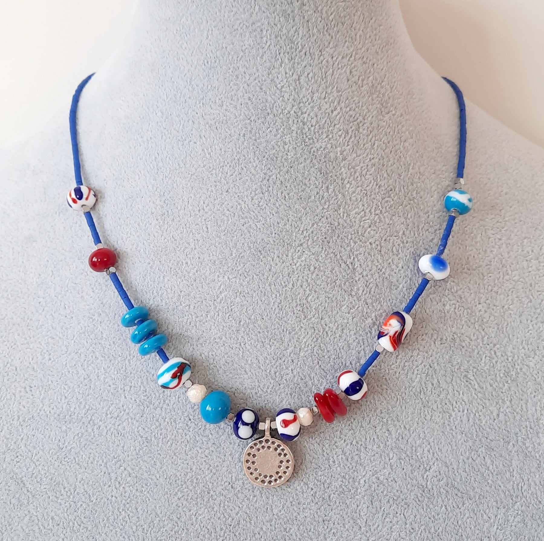 Lacivert Özel Tasarım Murano Boncuklu Süryani Madalyon Kolye