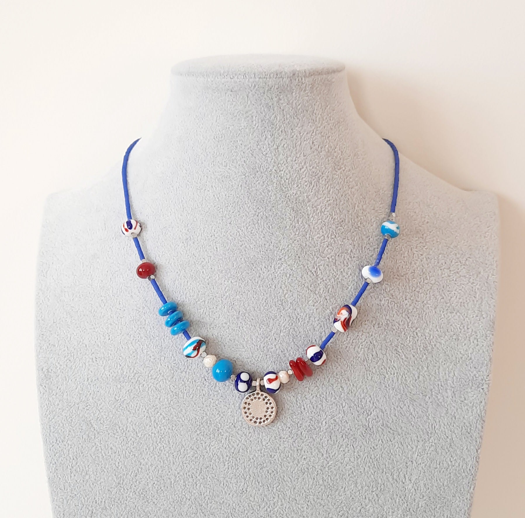 Lacivert Özel Tasarım Murano Boncuklu Süryani Madalyon Kolye