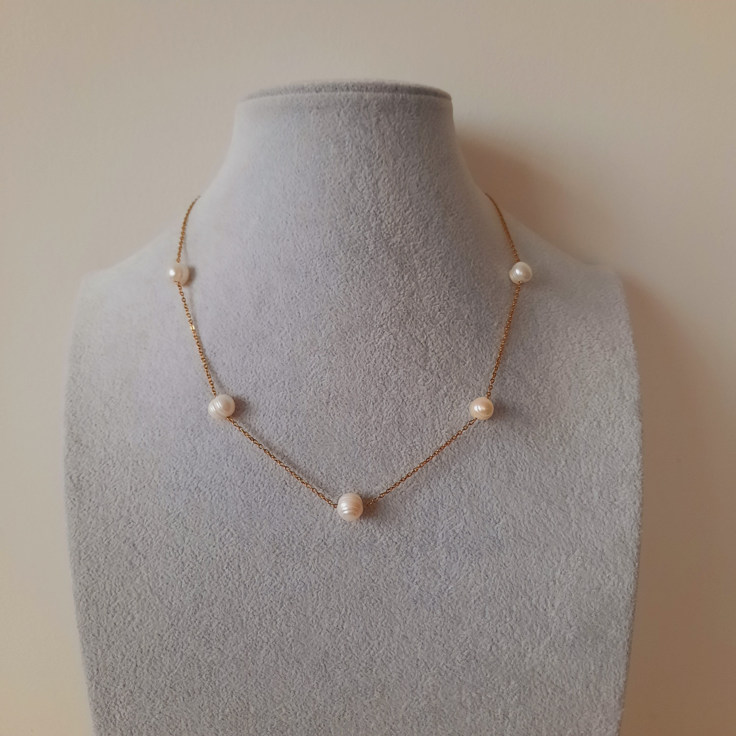 Üçlü İncili Madalyon ve Mercan Kolye Seti