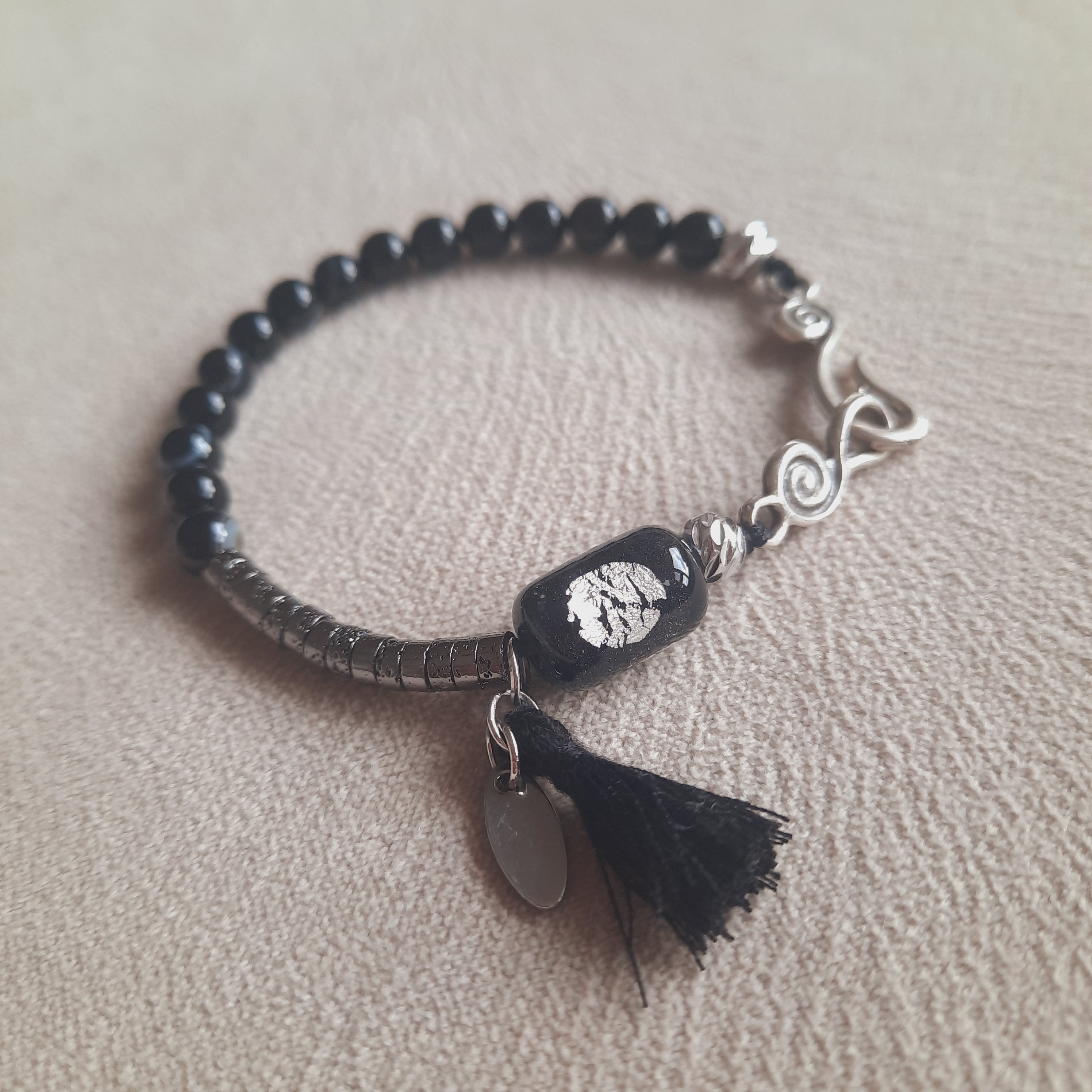 Gümüş Varaklı Boncuk Püsküllü Akik Hematit Özel Tasarım Siyah Bileklik