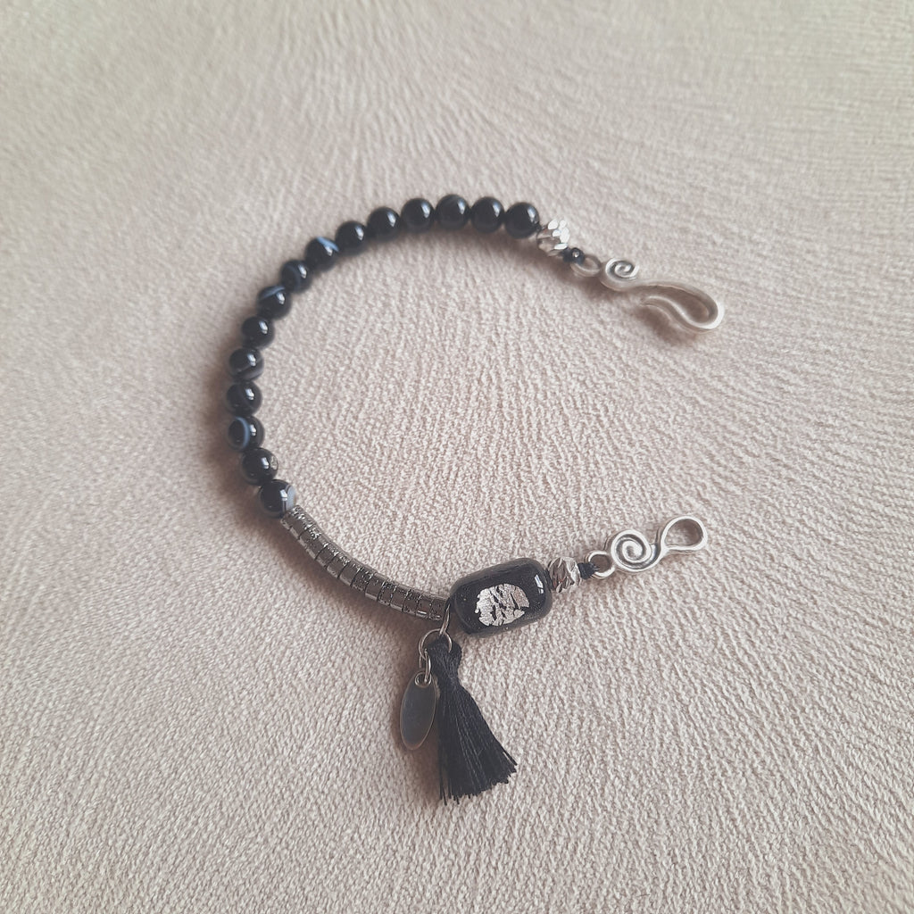 Gümüş Varaklı Boncuk Püsküllü Akik Hematit Özel Tasarım Siyah Bileklik
