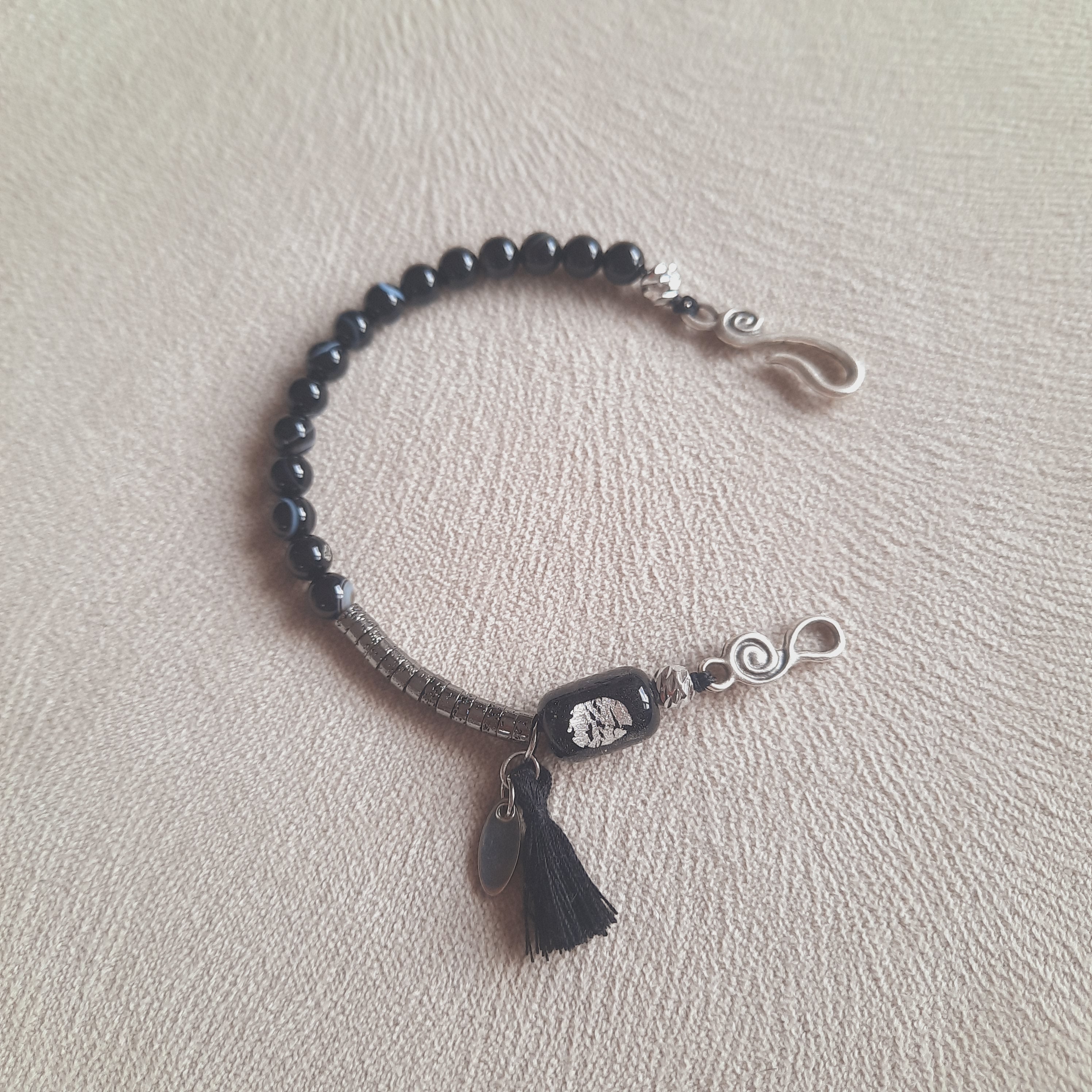 Gümüş Varaklı Boncuk Püsküllü Akik Hematit Özel Tasarım Siyah Bileklik