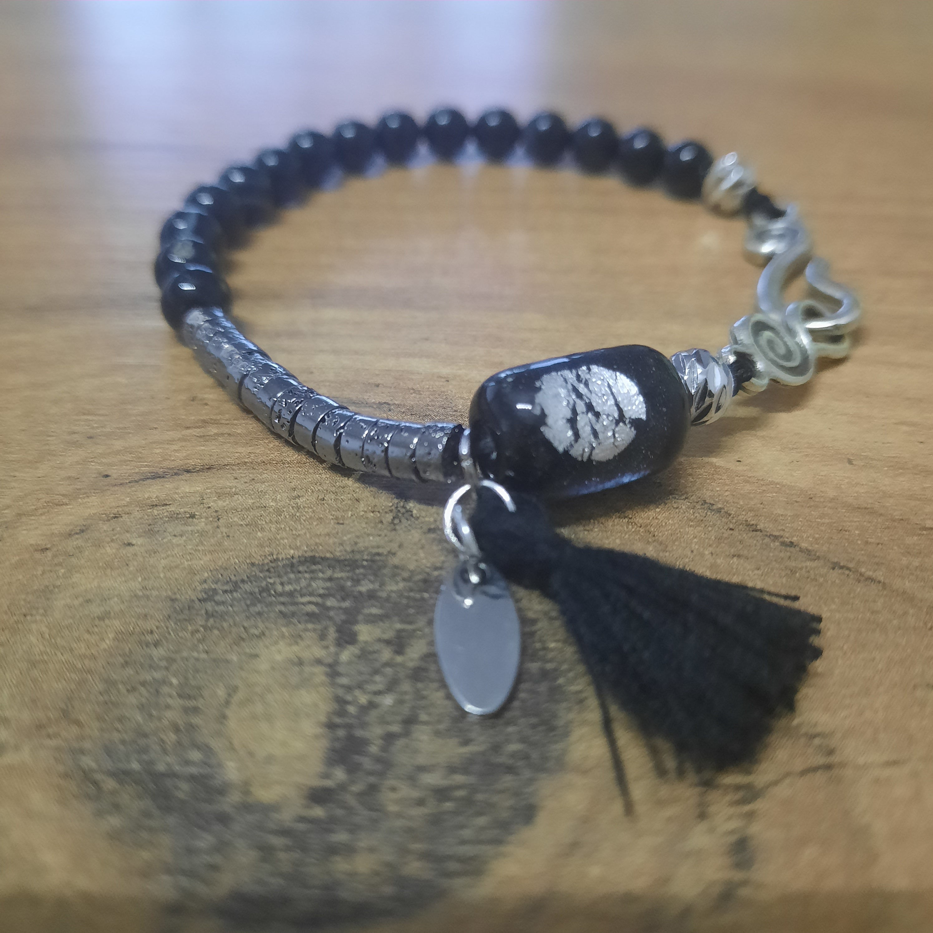 Gümüş Varaklı Boncuk Püsküllü Akik Hematit Özel Tasarım Siyah Bileklik