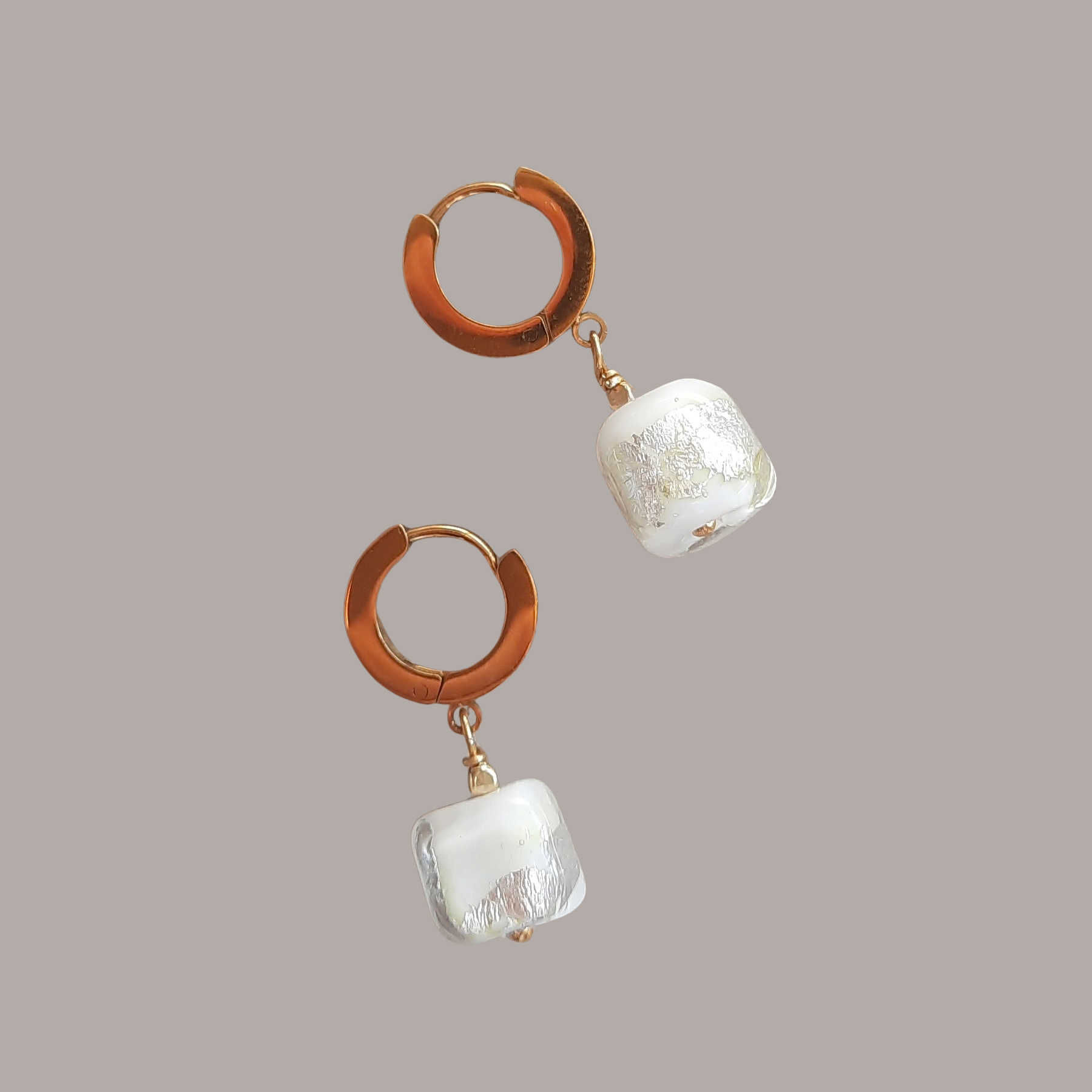 Gümüş Varaklı Gold Paslanmaz Çelik Küp Küpe