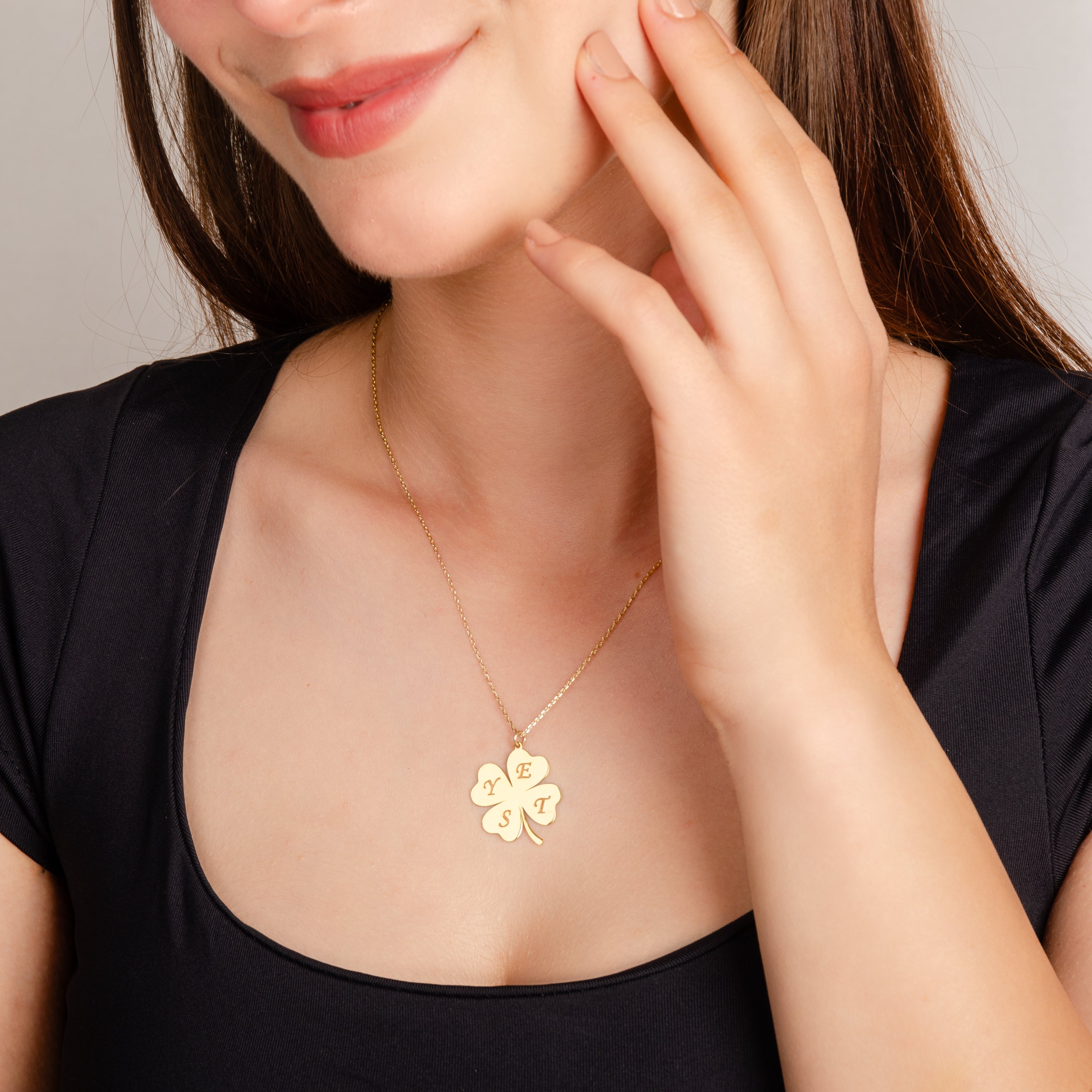 925 Ayar Yonca Harf Gümüş Kolye (Altın veya Gümüş Renkte, Farklı Zincir Seçenekli)