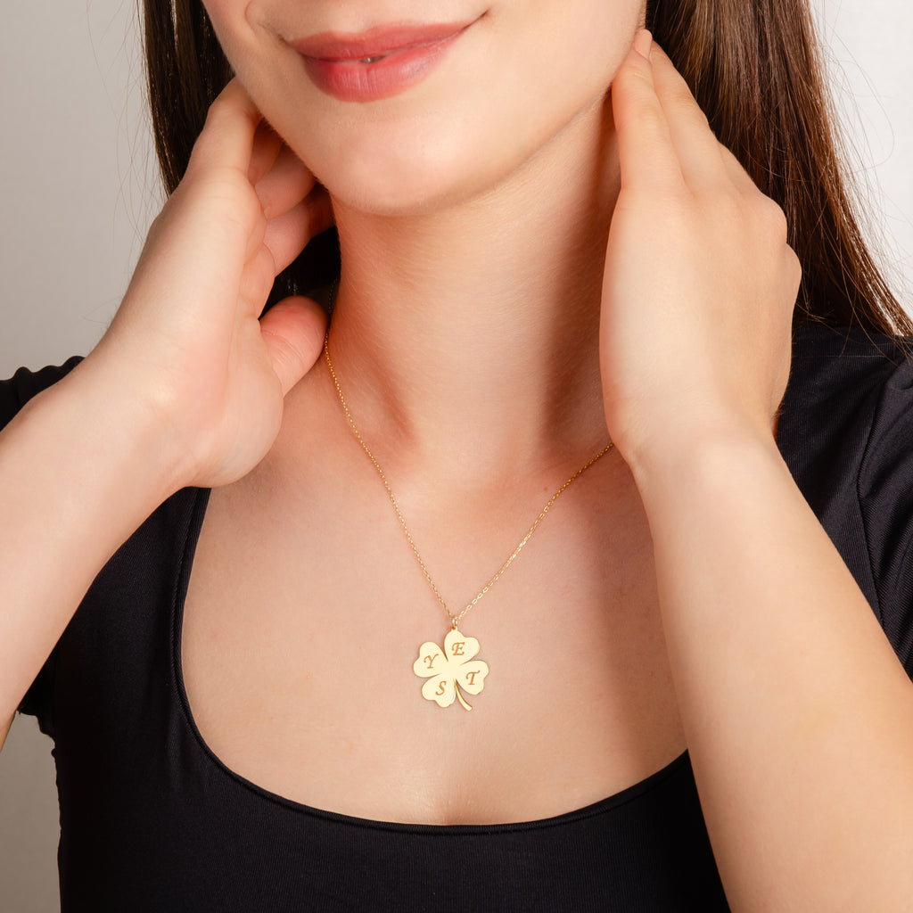 925 Ayar Yonca Harf Gümüş Kolye (Altın veya Gümüş Renkte, Farklı Zincir Seçenekli)