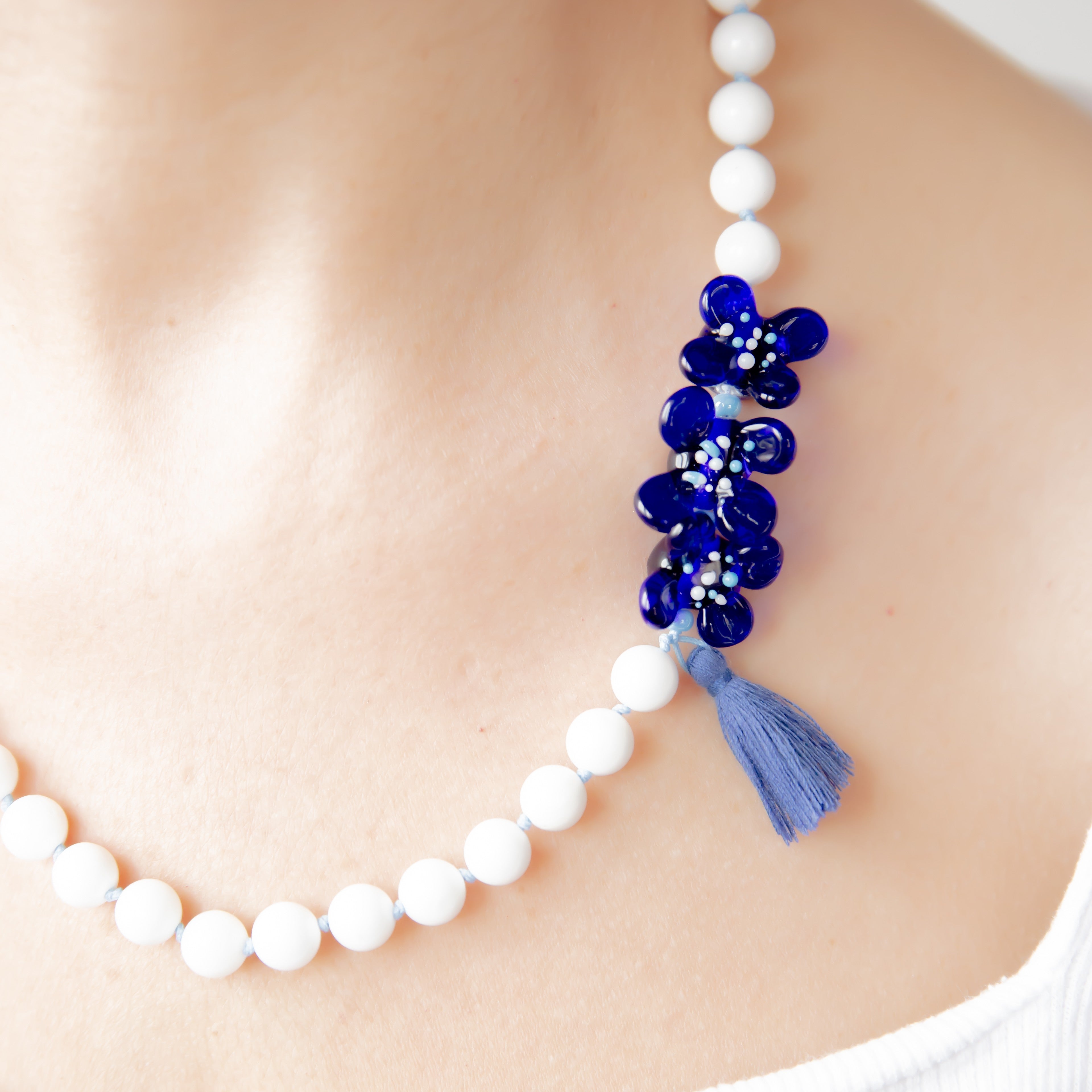 Lacivert Beyaz Çan Çiçeği Murano Doğaltaş Kolye